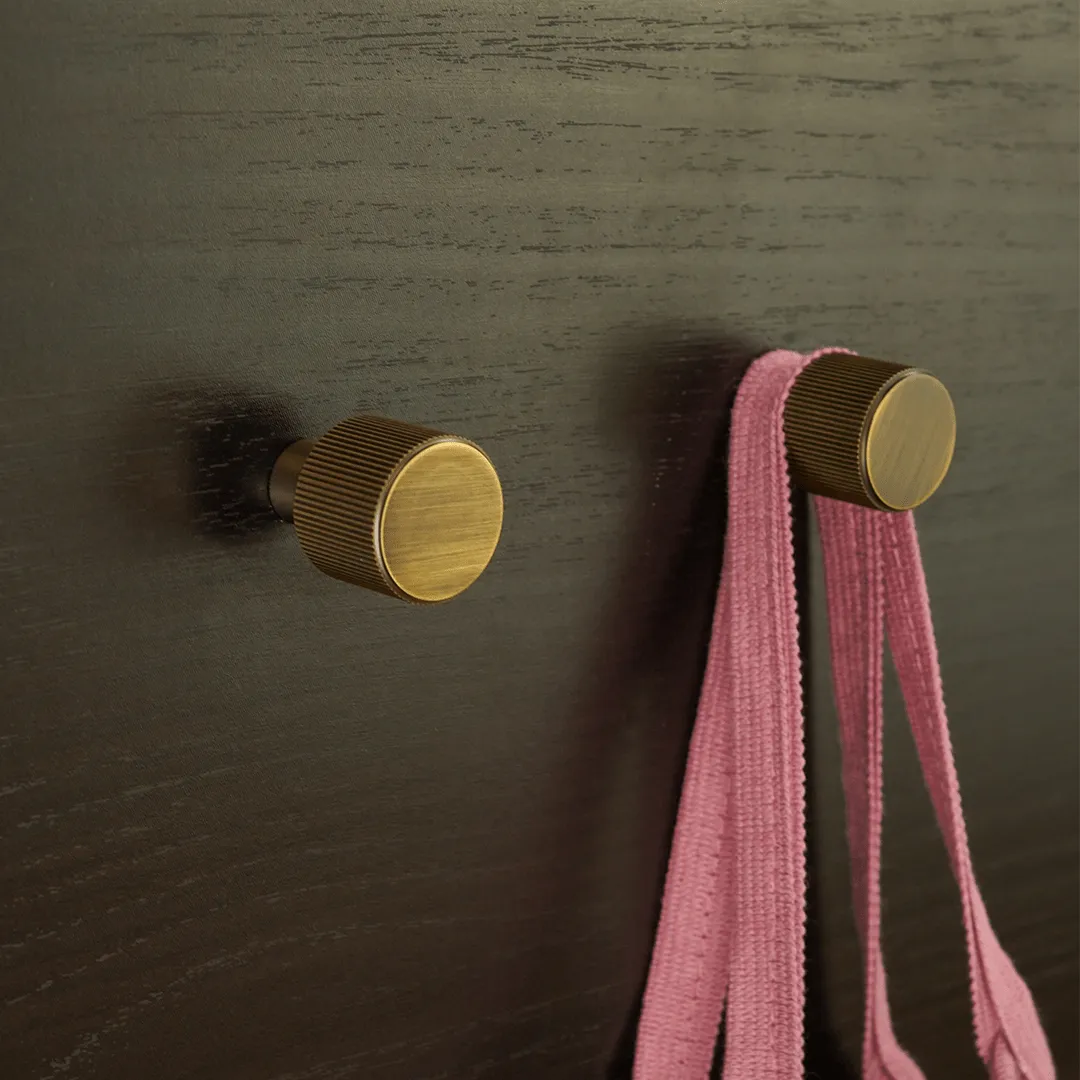 LENNON Grooved Button Hook - Antique Brass
